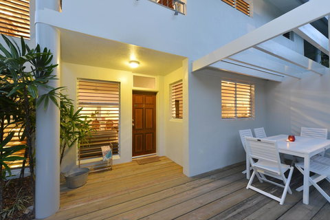 [ ANDY'S BEACH HOUSE ] - Surfers Gold Coast 7