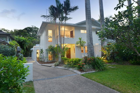 [ ANDY'S BEACH HOUSE ] - Surfers Gold Coast 4