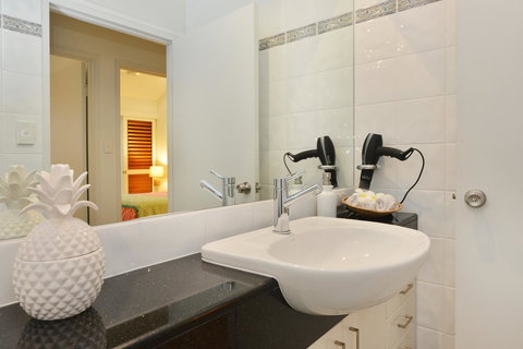 [ ANDY'S BEACH HOUSE ] - Surfers Gold Coast 28