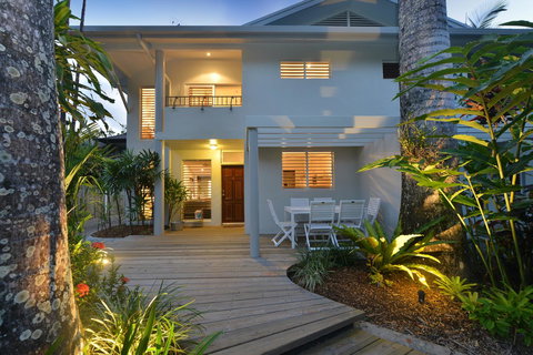 [ ANDY'S BEACH HOUSE ] - Surfers Gold Coast 6