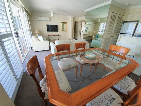 Broadbeach Holiday Apartments - Surfers Gold Coast 15