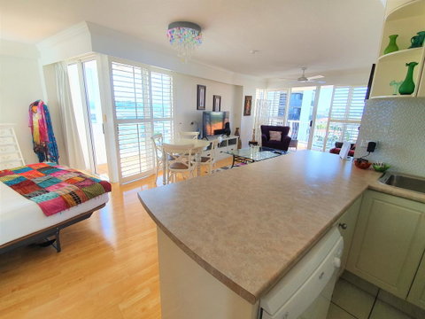 Broadbeach Holiday Apartments - Surfers Gold Coast 9
