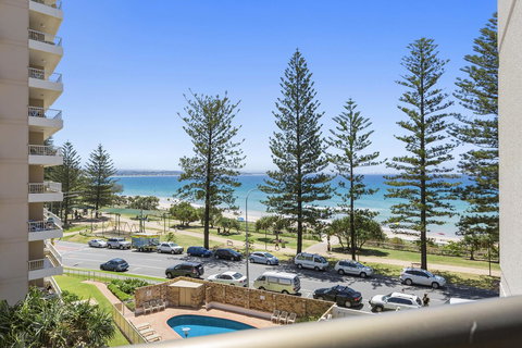 Columbia Beachfront Apartments On Rainbow Bay - Surfers Gold Coast 18