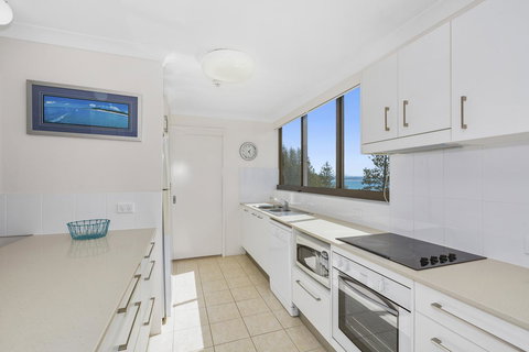Columbia Beachfront Apartments On Rainbow Bay - Surfers Gold Coast 35
