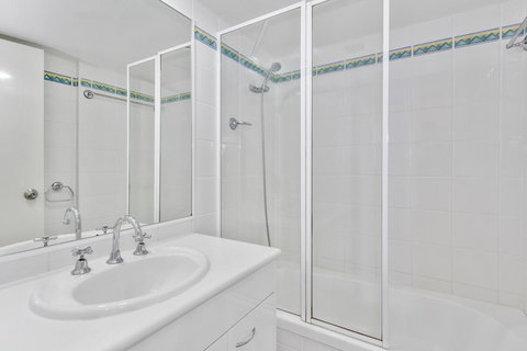 Columbia Beachfront Apartments On Rainbow Bay - Surfers Gold Coast 37