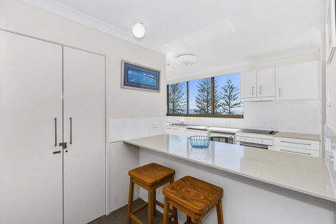 Columbia Beachfront Apartments On Rainbow Bay - Surfers Gold Coast 22