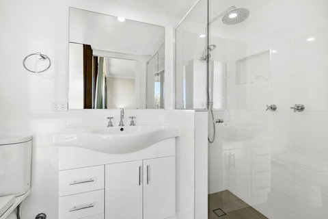 Columbia Beachfront Apartments On Rainbow Bay - Surfers Gold Coast 19