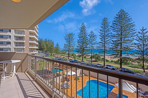 Columbia Beachfront Apartments On Rainbow Bay - Surfers Gold Coast 6