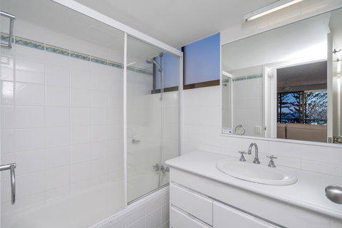 Columbia Beachfront Apartments On Rainbow Bay - Surfers Gold Coast 9