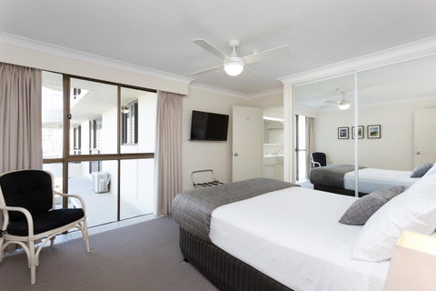 Capricornia Apartments - Surfers Gold Coast 1