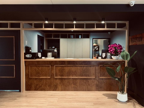 Woodroffe Hotel - Surfers Gold Coast 1