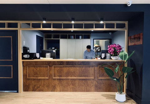 Woodroffe Hotel - Surfers Gold Coast 2