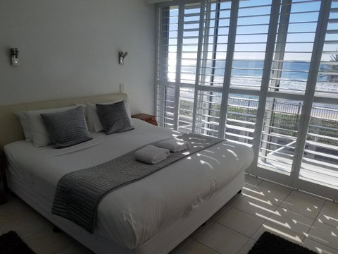 Golden Sands On The Beach - Absolute Beachfront Apartments - Surfers Gold Coast 30