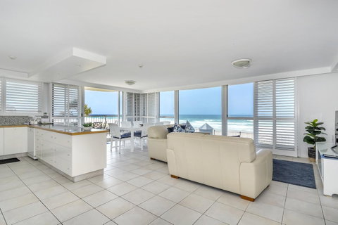 Golden Sands On The Beach - Absolute Beachfront Apartments - Surfers Gold Coast 2