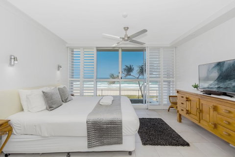 Golden Sands On The Beach - Absolute Beachfront Apartments - Surfers Gold Coast 3