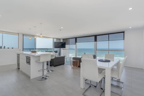 Golden Sands On The Beach - Absolute Beachfront Apartments - Surfers Gold Coast 6