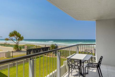 Golden Sands On The Beach - Absolute Beachfront Apartments - Surfers Gold Coast 1