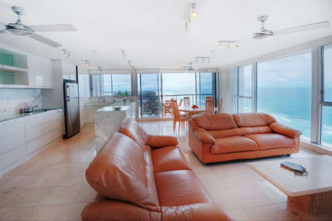 Golden Sands On The Beach - Absolute Beachfront Apartments - Surfers Gold Coast 20