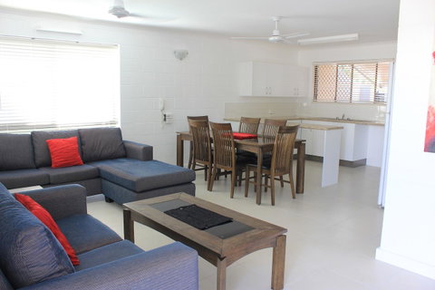 Townsville Holiday Apartments - Surfers Gold Coast 9