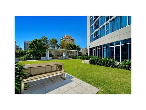 H Star Residences-- Paradise Stayz - Surfers Gold Coast 7