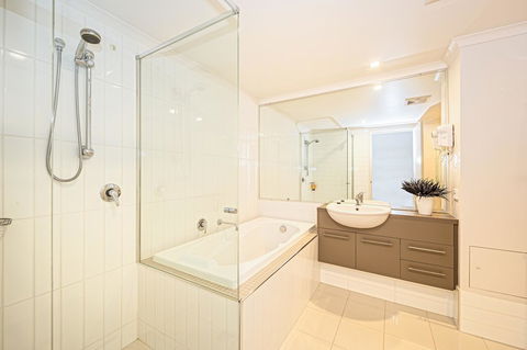 On The Bay Apartments - Surfers Gold Coast 16