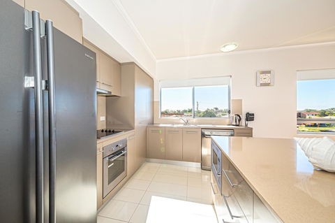 On The Bay Apartments - Surfers Gold Coast 3