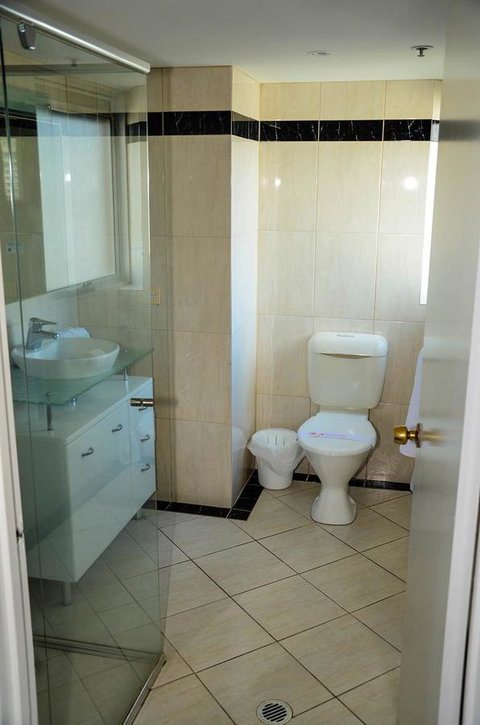 Zenith Ocean Front Apartments - Surfers Gold Coast 16