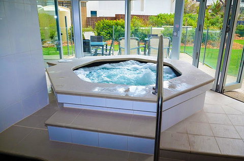 Zenith Ocean Front Apartments - Surfers Gold Coast 6