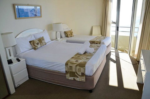 Zenith Ocean Front Apartments - Surfers Gold Coast 24