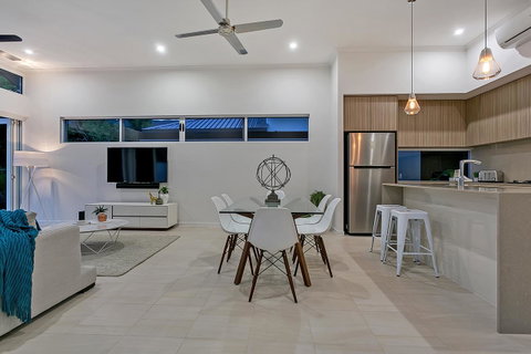 Oceans Edge Holiday Home - Surfers Gold Coast 5