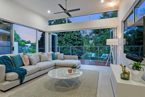 Oceans Edge Holiday Home - Surfers Gold Coast 2
