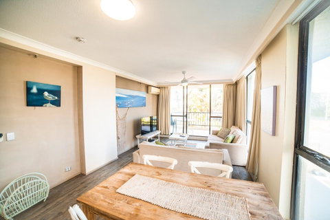 Capricorn One Beachside Holiday Apartments - Official - Surfers Gold Coast 3