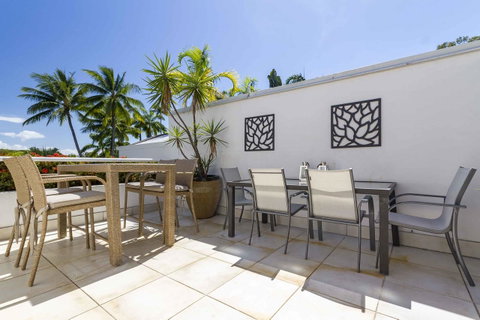 Club Tropical Resort - Official Onsite Reception & Check In - Surfers Gold Coast 22