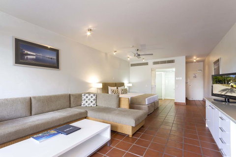 Club Tropical Resort - Official Onsite Reception & Check In - Surfers Gold Coast 17