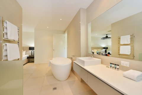 Club Tropical Resort - Official Onsite Reception & Check In - Surfers Gold Coast 8