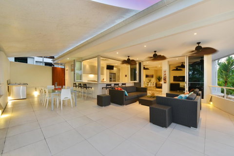 Club Tropical Resort - Official Onsite Reception & Check In - Surfers Gold Coast 36