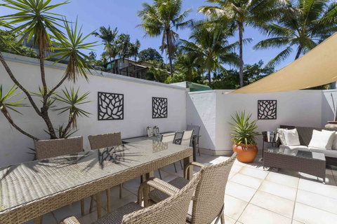 Club Tropical Resort - Official Onsite Reception & Check In - Surfers Gold Coast 23