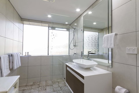 Club Tropical Resort - Official Onsite Reception & Check In - Surfers Gold Coast 25
