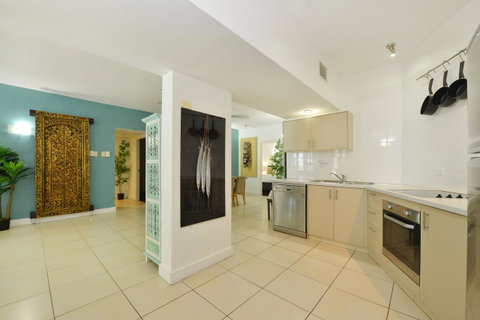 Club Tropical Resort - Official Onsite Reception & Check In - Surfers Gold Coast 29