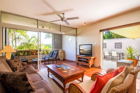 Club Tropical Resort - Official Onsite Reception & Check In - Surfers Gold Coast 21
