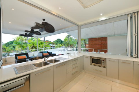 Club Tropical Resort - Official Onsite Reception & Check In - Surfers Gold Coast 37