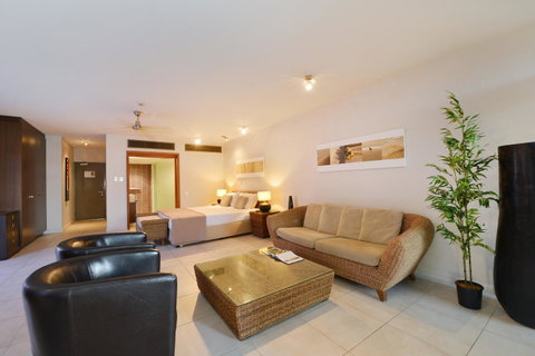 Club Tropical Resort - Official Onsite Reception & Check In - Surfers Gold Coast 27