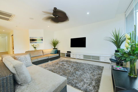 Club Tropical Resort - Official Onsite Reception & Check In - Surfers Gold Coast 38