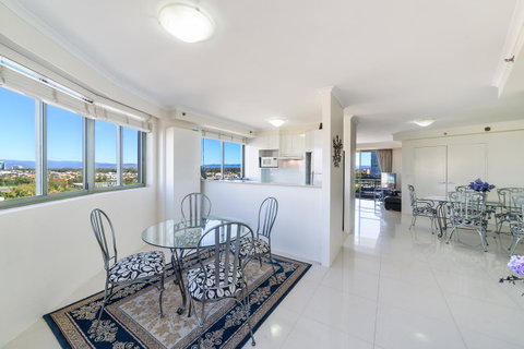 The Meriton Apartments On Main Beach - Surfers Gold Coast 15