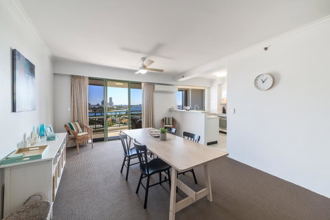 The Meriton Apartments On Main Beach - Surfers Gold Coast 14