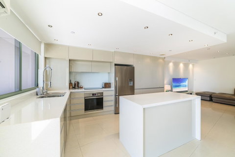 The Meriton Apartments On Main Beach - Surfers Gold Coast 9