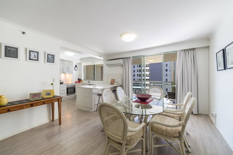 The Meriton Apartments On Main Beach - Surfers Gold Coast 2