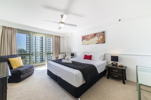 The Meriton Apartments On Main Beach - Surfers Gold Coast 1