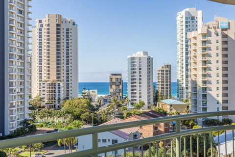 The Meriton Apartments On Main Beach - Surfers Gold Coast 21