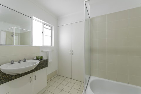Tropical Nites Holiday Townhouses - Surfers Gold Coast 16